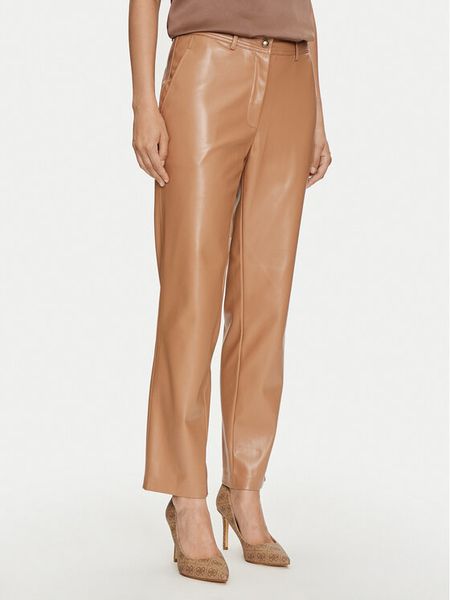 Guess Spodnie z imitacji skóry Lia W4YB18 WF8Q0 Beżowy Regular Fit. Brązowe spodnie materiałowe damskie Guess, z aplikacjami, ze skóry. Za 259.99 zł.