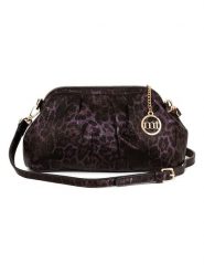 Mia Tomazzi Skórzana torebka "Bainsizza" w kolorze ciemnofioletowym - 30 x 17 x 10 cm rozmiar: onesize. Różowe torebki klasyczne damskie Mia Tomazzi, bez wzorów, z materiału, bez dodatków. Za 217.99 zł.