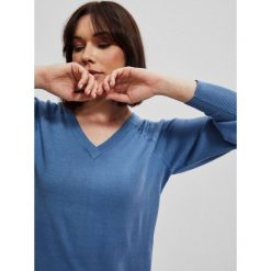 Sweter ze ściągaczem z tyłu. Niebieskie swetry klasyczne damskie MOODO, s, bez kołnierzyka. W wyprzedaży za 29.99 zł.