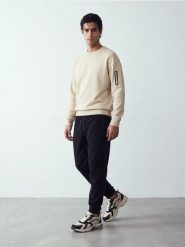 Bluza crewneck z kieszenią na rękawie - kremowy. Białe bluzy bez kaptura męskie Sinsay, l. Za 49.99 zł.