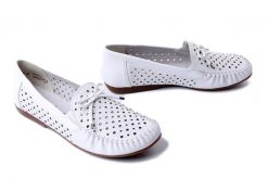 RIEKER L6352-80 white, półbuty damskie. Białe półbuty damskie Rieker, w ażurowe wzory, bez obcasa. Za 319.90 zł.