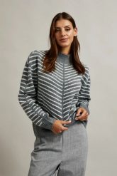 Sweter z półgolfem i paskami szary. Szare swetry klasyczne damskie MOODO, l, z elastanu, bez kołnierzyka. W wyprzedaży za 59.98 zł.