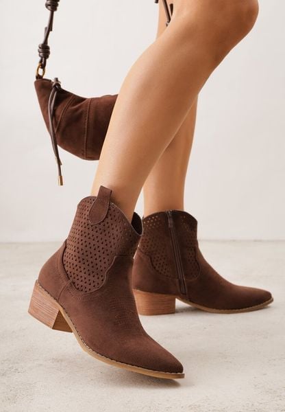 Brązowe Botki Kowbojki Vices na Słupku z Ażurową Cholewką Elfedi. Brązowe botki damskie Renee, z jeansu, eleganckie, bez obcasa, na obcasie, bez zapięcia. Za 159.99 zł.