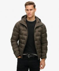 Superdry Pikowana kurtka puchowa z kapturem - 100% poliester z recyklingu. Brązowe kurtki męskie Superdry., m, bez wzorów, z materiału, z kapturem. Za 576.40 zł.