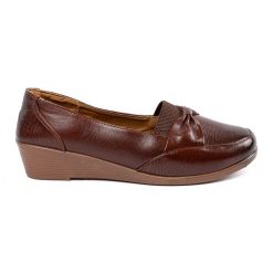 Brązowe wsuwane półbuty z kokardką. Brązowe półbuty damskie bez wzorów, ze skóry ekologicznej, eleganckie, z okrągłym noskiem, bez obcasa, na koturnie. Za 80.05 zł.