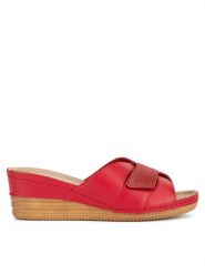 Go Soft Klapki ARC-2309-07 Czerwony. Czerwone klapki damskie GO SOFT, bez wzorów, ze skóry, bez obcasa. Za 89.99 zł.