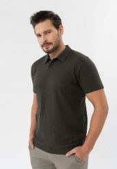 Koszulka polo ze strukturą O-LARIX. Brązowe koszulki polo męskie Volcano, l, bez wzorów, z dzianiny, bez ramiączek. Za 99.99 zł.