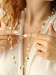 Pierres delicates Pozłacany naszyjnik z elementami ozdobnymi - dł. 50 cm rozmiar: onesize. Białe naszyjniki damskie Pierres delicates, pozłacane. Za 86.99 zł.