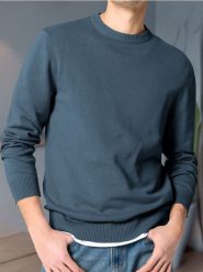 Sweter z okrągłym dekoltem - niebieski. Niebieskie swetry męskie Sinsay, l, bez wzorów, bez kołnierzyka. Za 33.99 zł.