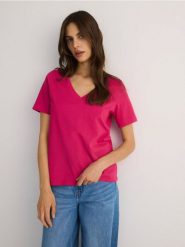 T-shirt regular z dekotem V - fuksja. Czerwone t-shirty damskie Reserved, l, bez wzorów, z bawełny, bez kołnierzyka. Za 35.99 zł.