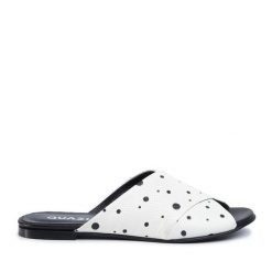 Klapki QUAZI. Białe klapki damskie QUAZI, bez wzorów, bez obcasa. Za 239.99 zł.