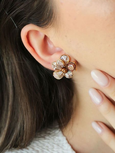 L'Atelier de Gaia Pozłacane kolczyki-wkrętki rozmiar: onesize. Brązowe kolczyki damskie L'Atelier de Gaia, z perłą, pozłacane. Za 69.99 zł.