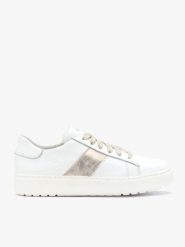 Białe skórzane półbuty z platynowym paskiem. Białe półbuty damskie Ryłko, bez wzorów, z materiału, z okrągłym noskiem, bez obcasa, na płaskiej podeszwie. Za 449.99 zł.