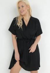 Czarna Sukienka z Kopertowym Dekoltem Wiązanym Paskiem i Gumką w Pasie Vung. Czarne sukienki damskie Born2be, l, bez wzorów, bez kołnierzyka, bez ramiączek, mini, kopertowe. W wyprzedaży za 79.99 zł.