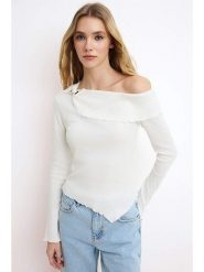 Trendyol Bluzka w kolorze kremowym rozmiar: XS. Brązowe bluzki damskie Trendyol, xs, bez wzorów, z bawełny, z asymetrycznym kołnierzem, bez ramiączek. Za 86.99 zł.