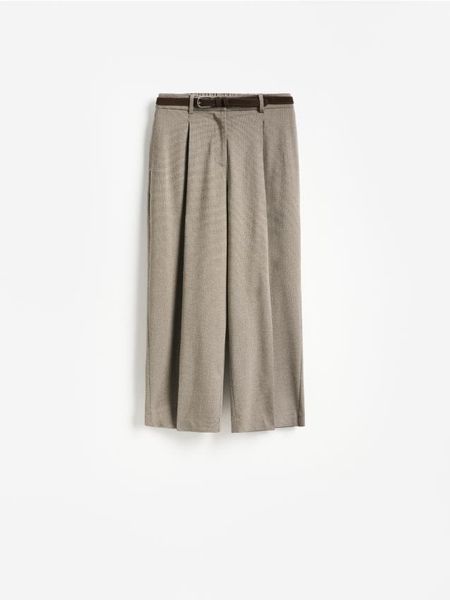 Spodnie z dodatkiem wiskozy - beżowy. Brązowe spodnie materiałowe damskie Reserved, bez wzorów, z tkaniny. Za 119.99 zł.