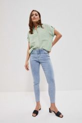 Jeansy medium waist z kieszeniami błękitne. Niebieskie jeansy damskie MOODO. W wyprzedaży za 51.99 zł.