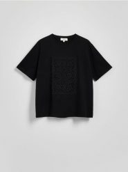 Bawełniany t-shirt ze zdobieniem - czarny. Czarne t-shirty damskie Reserved, l, z aplikacjami, z bawełny, bez kołnierzyka. W wyprzedaży za 49.99 zł.