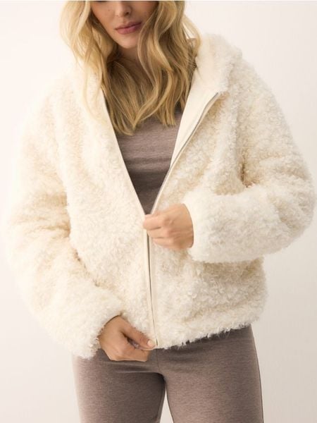 Bluza z imitacji baranka - złamana biel. Bluzy bez kaptura damskie Reserved, l. W wyprzedaży za 69.99 zł.