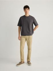 Bawełniany t-shirt boxy - ciemnoszary. Szare t-shirty męskie Reserved, l, bez wzorów, z bawełny, bez kołnierzyka. W wyprzedaży za 55.99 zł.