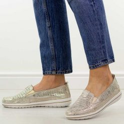 Złote ażurowe skórzane półbuty damskie Jezzi 5364. Żółte półbuty damskie Jezzi, w ażurowe wzory, z jeansu, casualowe, z okrągłym noskiem, bez obcasa, na płaskiej podeszwie. Za 199.00 zł.