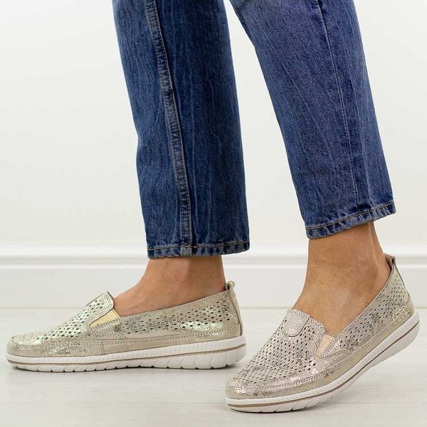 Złote ażurowe skórzane półbuty damskie Jezzi 5364. Żółte półbuty damskie Jezzi, w ażurowe wzory, z jeansu, casualowe, z okrągłym noskiem, bez obcasa, na płaskiej podeszwie. Za 199.00 zł.