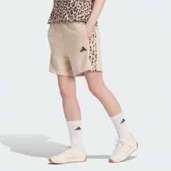 Szorty Seasonal Essentials 3-Stripes Animal Print. Białe szorty damskie Adidas, bez wzorów, z bawełny, klasyczne, z standardowym stanem. Za 179.00 zł.
