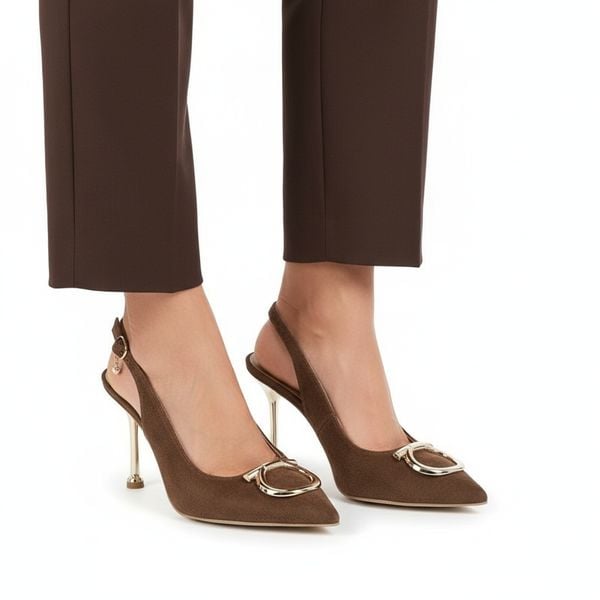 Czółenka damskie Chebello, cholewka ze skóry naturalnej welurowej z odkrytą piętą i smukłym noskiem ozdobione metaliczną klamrą osadzone na cienkim o. Brązowe czółenka damskie CheBello, z aplikacjami, ze skóry, bez obcasa, na szpilce. Za 539.00 zł.