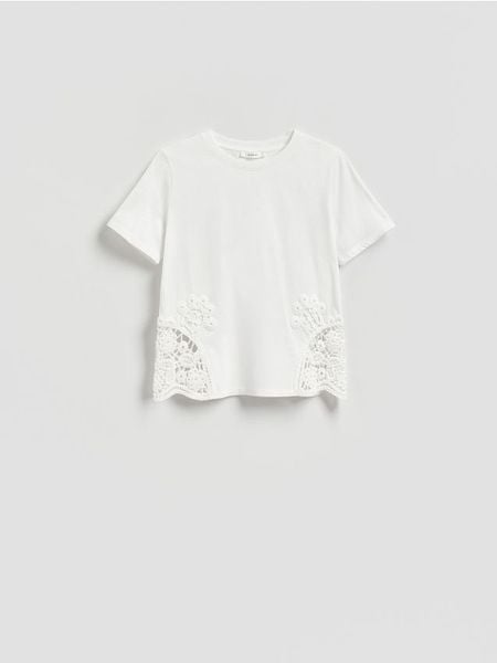 T-shirt z ażurową wstawką - biały. Białe t-shirty damskie Reserved, l, w ażurowe wzory, z bawełny, bez kołnierzyka. Za 79.99 zł.