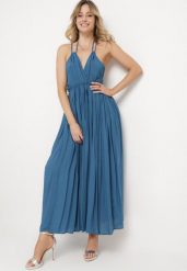 Granatowa Sukienka Wiskozowa Rozkloszowana z Wiązaniem na Szyi Frines. Niebieskie sukienki damskie Born2be, na imprezę, z aplikacjami, z wiskozy, eleganckie, bez kołnierzyka, bez ramiączek, maxi, rozkloszowane. W wyprzedaży za 63.99 zł.