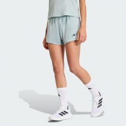 Szorty Pacer Essentials Knit High-Rise. Białe spodenki sportowe damskie Adidas, z materiału, na fitness i siłownię. Za 129.00 zł.