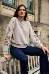 Bluza z ozdobnymi rękawami beżowa. Brązowe bluzy bez kaptura damskie MOODO, l, z elastanu. Za 139.99 zł.