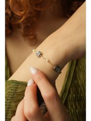 Pierres delicates Pozłacana bransoletka z labradorytami rozmiar: onesize. Niebieskie bransoletki damskie Pierres delicates, pozłacane. Za 43.99 zł.