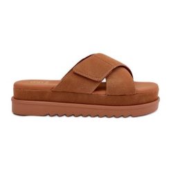 Klapki Damskie Na Platformie Z Przeplatającymi Się Paskami Camel brązowe. Brązowe klapki damskie bez wzorów, bez obcasa, na platformie. Za 153.43 zł.