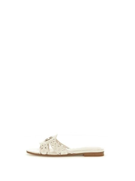 Guess Klapki FLJCIE PAF03 Kremowy. Białe klapki damskie Guess, z aplikacjami, ze skóry, bez obcasa. Za 499.99 zł.