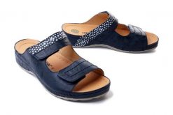 DR. BRINKMANN 700048-05 blau, klapki profilaktyczne damskie. Niebieskie klapki damskie Dr. Brinkmann, bez wzorów, ze skóry, bez obcasa. Za 349.90 zł.