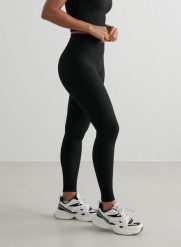 Damskie legginsy szybkoschnące, wysoki stan, kieszonka Ribbed Performance czarne. Czarne legginsy damskie Aim'n, l, bez wzorów, z elastanu. Za 190.50 zł.