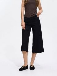 Spodnie capri z bawełną - czarny. Czarne spodnie materiałowe damskie Reserved, bez wzorów, z bawełny. Za 79.99 zł.