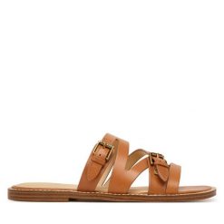 Klapki Guess. Brązowe klapki damskie Guess, z aplikacjami, bez obcasa. Za 549.99 zł.