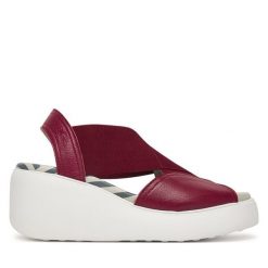Sandały Fly London. Czerwone sandały damskie Fly London, bez wzorów, bez obcasa, na koturnie. Za 547.99 zł.