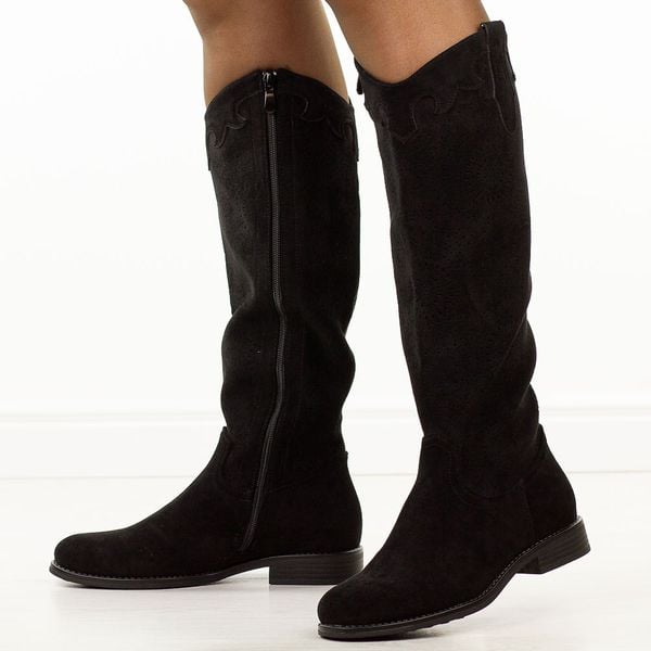 Czarne zamszowe kozaki damskie Potocki 11342. Czarne kozaki damskie POTOCKI, z jeansu, bez obcasa, na płaskiej podeszwie. Za 239.00 zł.