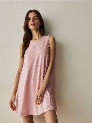 Cekinowa sukienka - pastelowy róż. Czerwone sukienki damskie Reserved, l, bez wzorów, z tkaniny, bez kołnierzyka, bez ramiączek. Za 159.99 zł.
