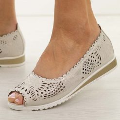 Białe skórzane półbuty damskie M.Daszyński Ol27-1. Białe półbuty damskie M.Daszyński, w ażurowe wzory, ze skóry, casualowe, z otwartym noskiem, bez obcasa, na płaskiej podeszwie. W wyprzedaży za 197.10 zł.