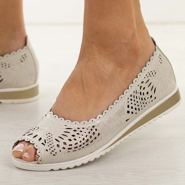 Białe skórzane półbuty damskie M.Daszyński Ol27-1. Białe półbuty damskie M.Daszyński, w ażurowe wzory, ze skóry, casualowe, z otwartym noskiem, bez obcasa, na płaskiej podeszwie. Za 219.00 zł.