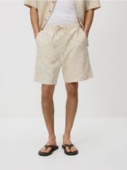 Bawełniane szorty regular - beżowy. Brązowe szorty męskie Reserved, bez wzorów, z bawełny. Za 119.99 zł.