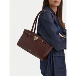 Torebka Nine West. Brązowe torebki klasyczne damskie Nine West, bez wzorów, bez dodatków. Za 279.99 zł.