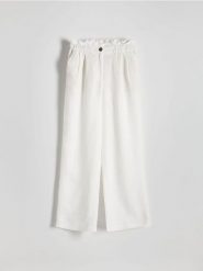 Spodnie paperbag z lnem - biały. Białe spodnie materiałowe damskie Reserved, bez wzorów, z wiskozy. W wyprzedaży za 99.99 zł.