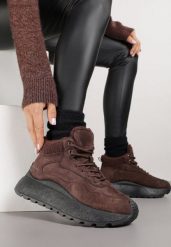 Brązowe Sneakersy Śniegowce Vices na Grubej Podeszwie Ozdobione Futerkiem i Napisem Nelinena. Brązowe śniegowce damskie Born2be, z futra. Za 109.99 zł.