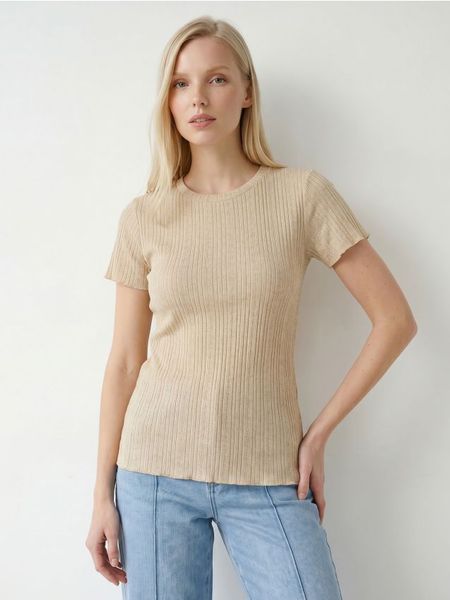 Prążkowana koszulka z krótkim rękawem i metalizowaną nicią - złoty. Żółte t-shirty damskie Sinsay, l, bez wzorów, prążkowane, bez kołnierzyka. Za 25.99 zł.