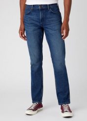 WRANGLER MĘSKIE SPODNIE JEANSOWE WRANGLER GREENSBORO BLUE ARCADE W15QYL31Q 112145844. Niebieskie spodnie materiałowe męskie Wrangler, bez wzorów, z jeansu. Za 229.99 zł.